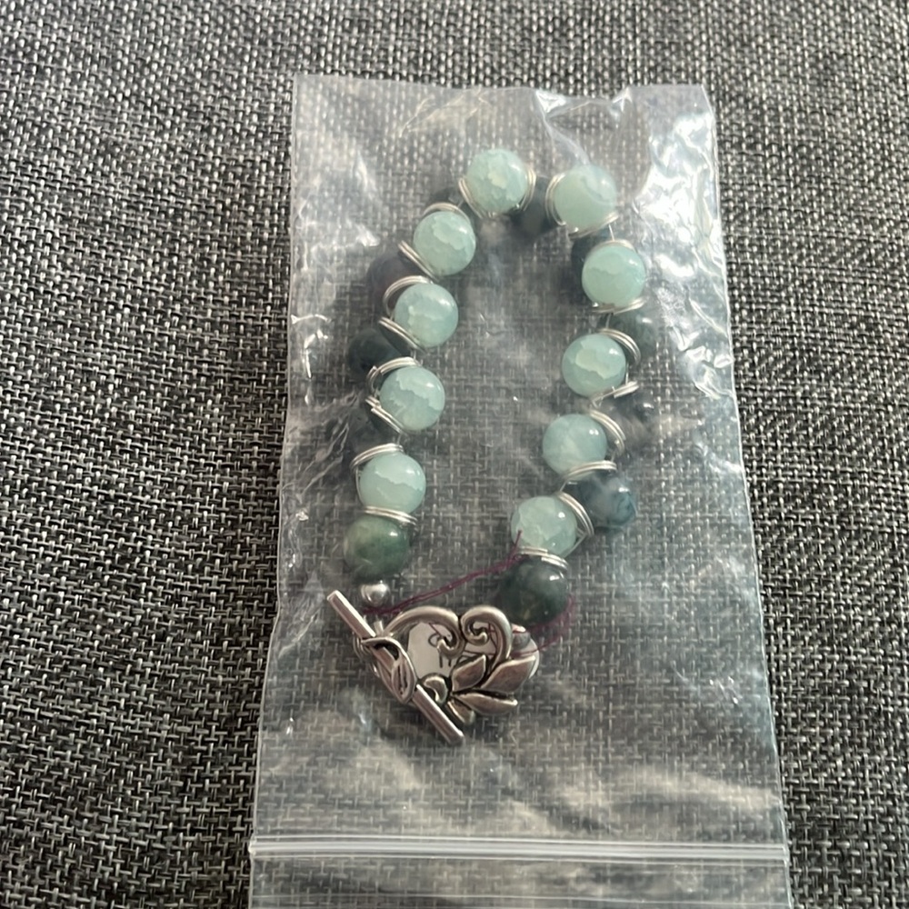 Glass multi toned green crackled beaded ornate leaf silver toggled bracelet - Picture 7 of 8